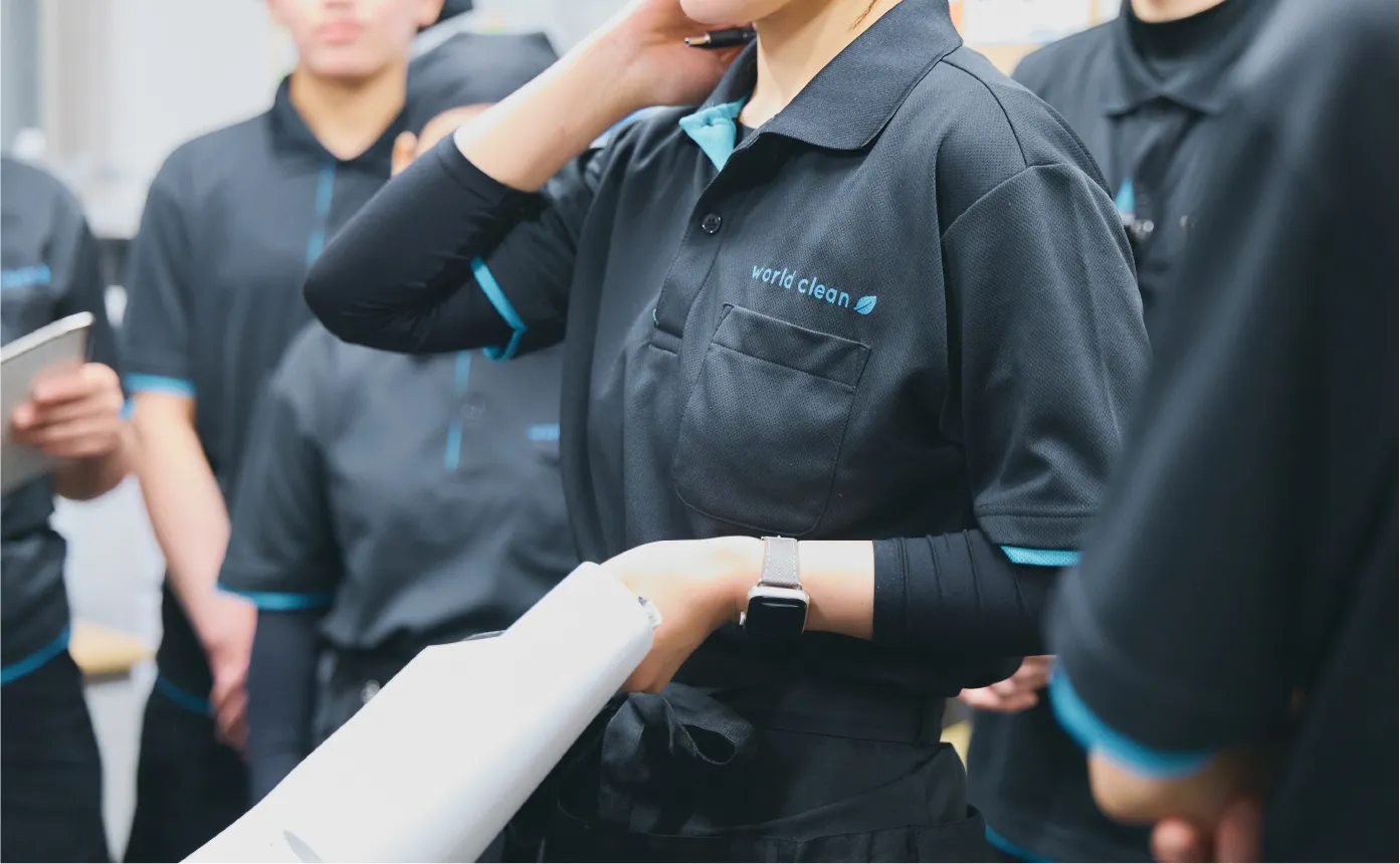 作業着を着た男性の背中
