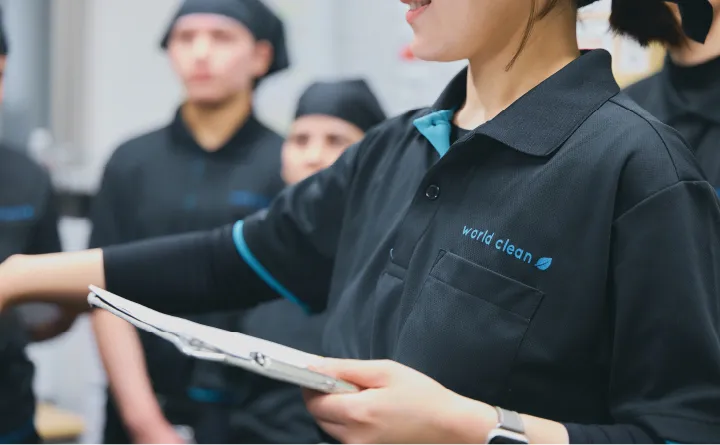 指示を出す女性の清掃員