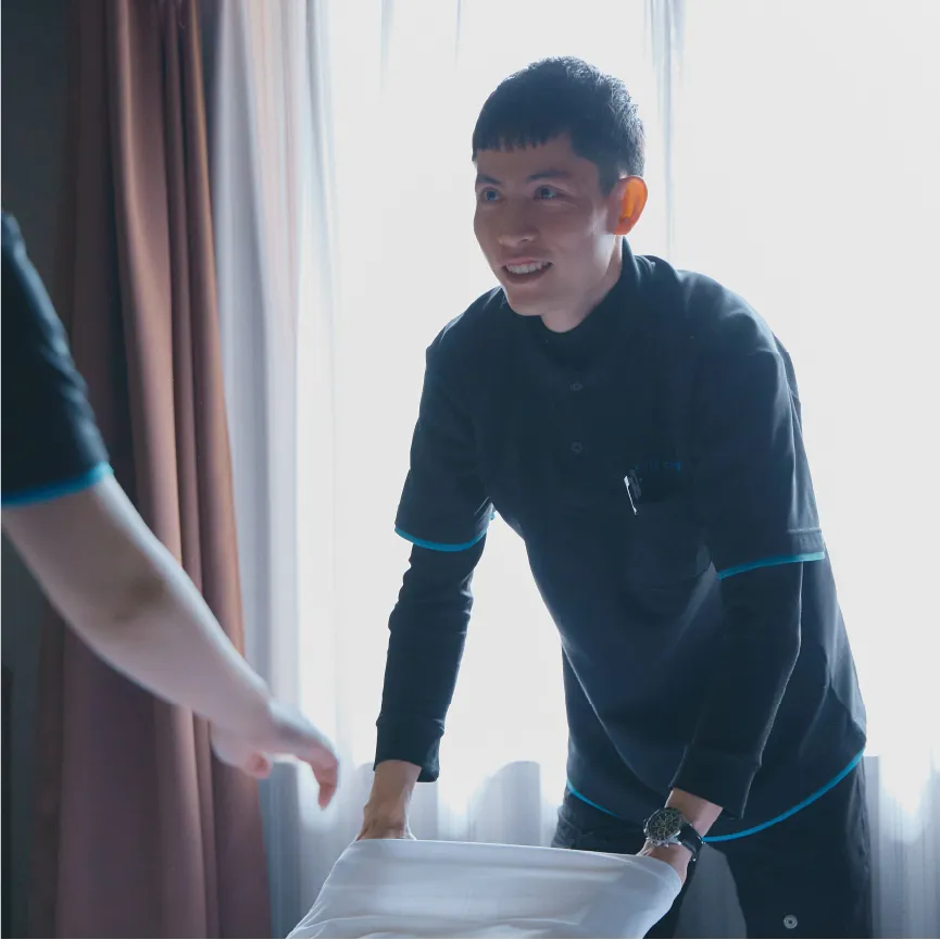 ホテルの客室を清掃する男性