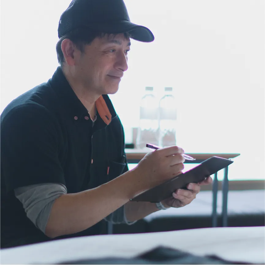 清掃のチェックを行う男性清掃員