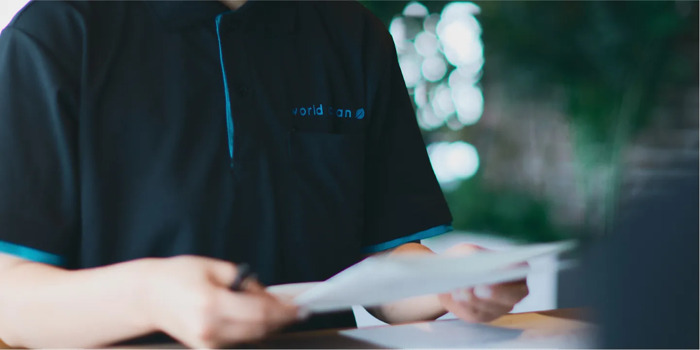 書類を手に持つ制服を着た人